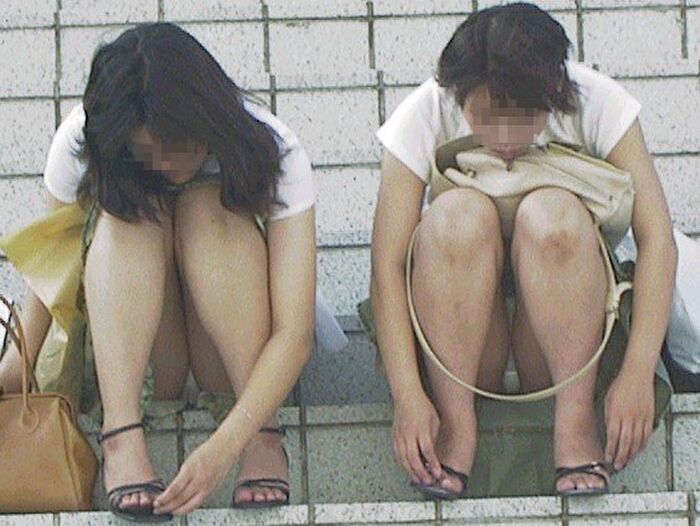 Girls with loose heads and crotches who easily get panchira! A crouching panchira image that is often seen in the city 2th image