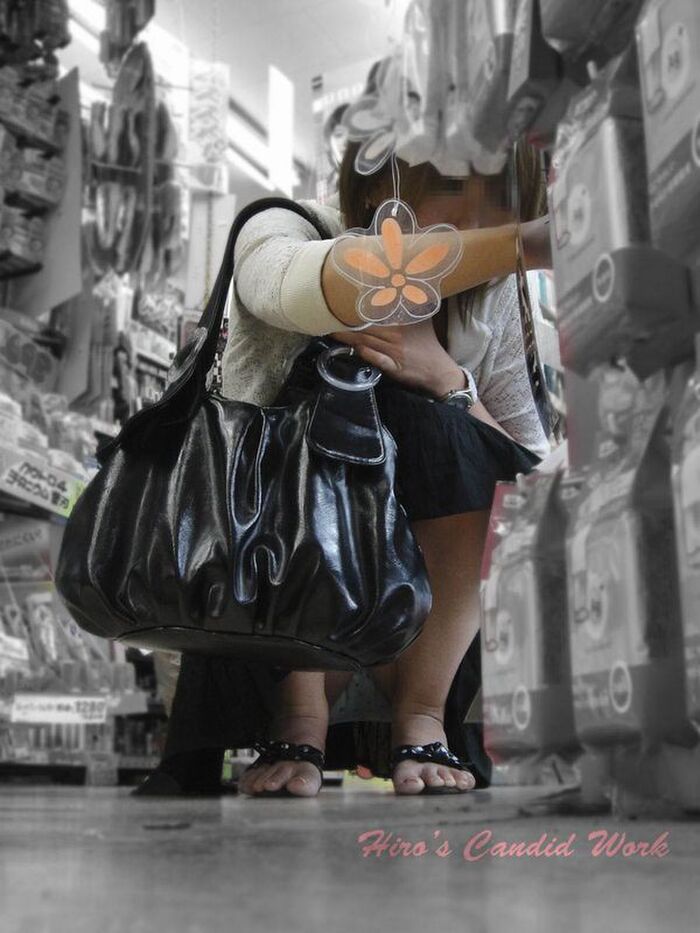 Girls with loose heads and crotches who easily get panchira! A crouching panchira image that is often seen in the city 23th image