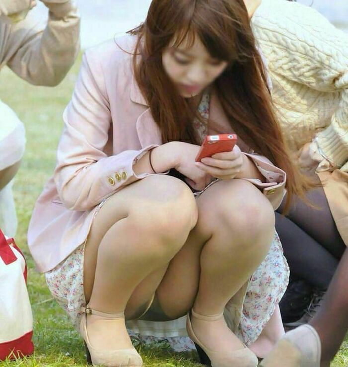 Girls with loose heads and crotches who easily get panchira! A crouching panchira image that is often seen in the city 27th image