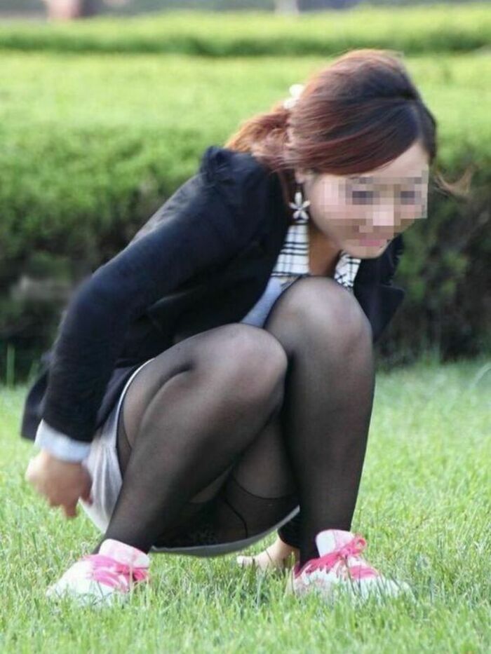 Girls with loose heads and crotches who easily get panchira! A crouching panchira image that is often seen in the city 4th image