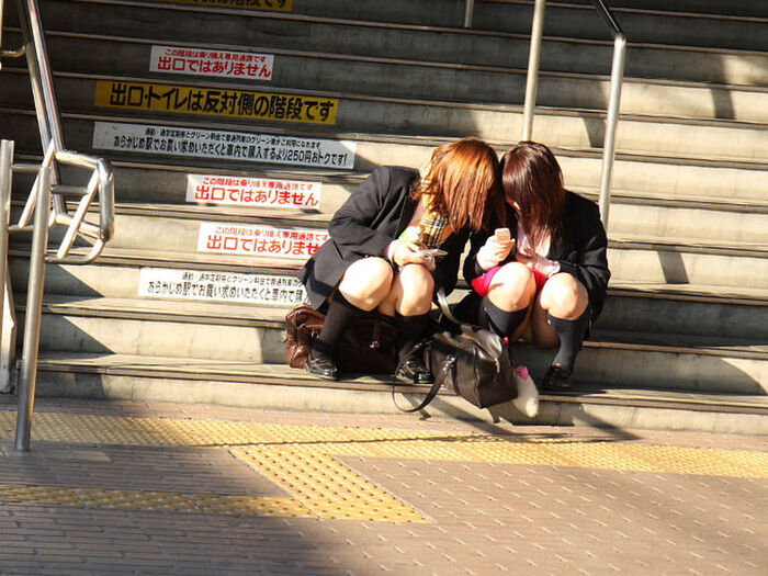 Girls with loose heads and crotches who easily get panchira! A crouching panchira image that is often seen in the city 8th image