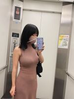 A woman who is walking in a knit dress that understands the body line that is almost naked like this wwww