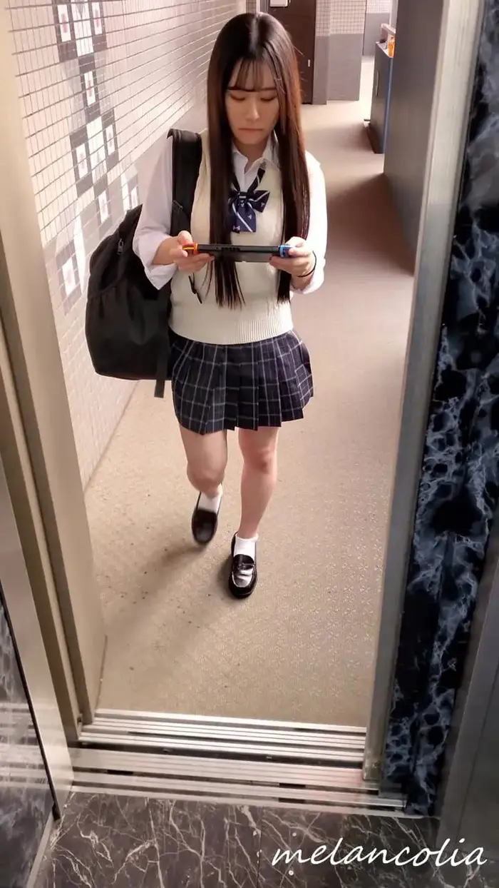 [upskirt1149 upside-down shooting JK] 10 days in the elevator with a blackened dick and a pre-puri crotch that is too naughty JK's pants situation (2) 9th image