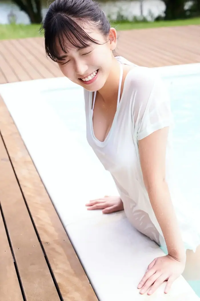 [Shida Oto 10] Image 10 of a 23-year-old who graduated from university and admires a transparent E-cup bikini with erotic eyes 10th image