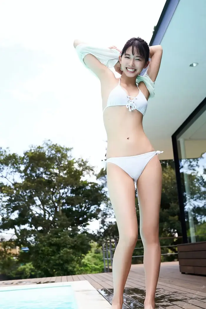 [Shida Oto 10] Image 10 of a 23-year-old who graduated from university and admires a transparent E-cup bikini with erotic eyes 16th image