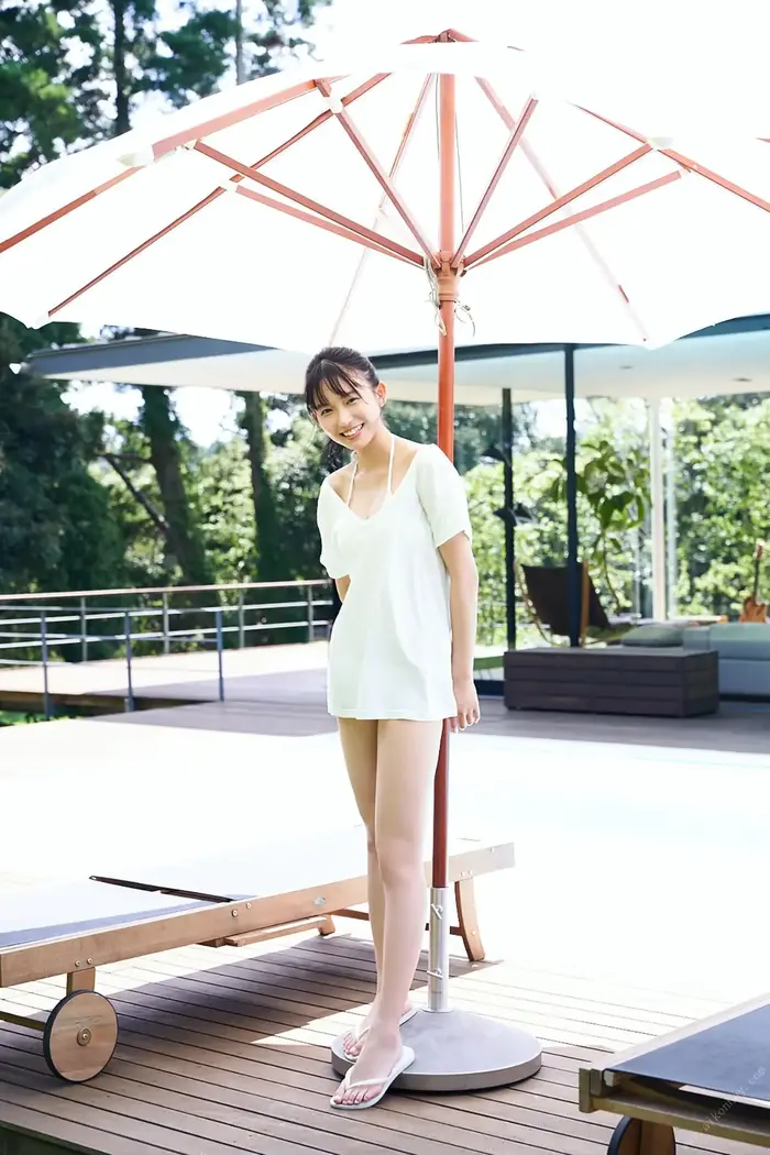 [Shida Oto 10] Image 10 of a 23-year-old who graduated from university and admires a transparent E-cup bikini with erotic eyes 3th image