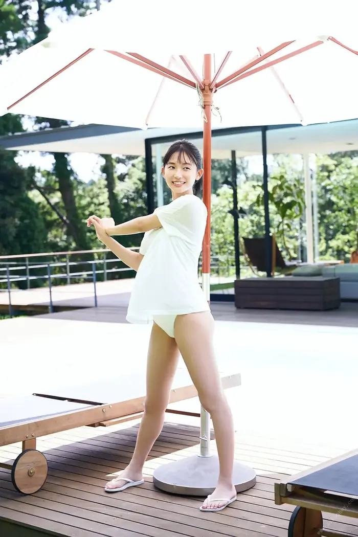 [Shida Oto 10] Image 10 of a 23-year-old who graduated from university and admires a transparent E-cup bikini with erotic eyes 4th image