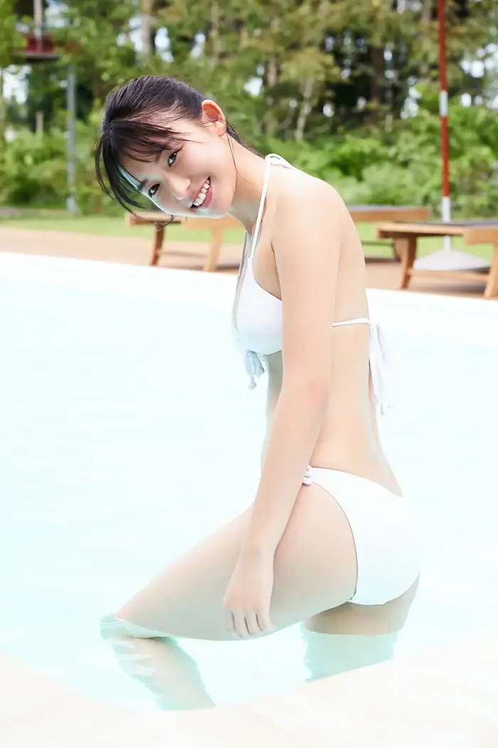 [Shida Oto 10] Image 10 of a 23-year-old who graduated from university and admires a transparent E-cup bikini with erotic eyes 45th image