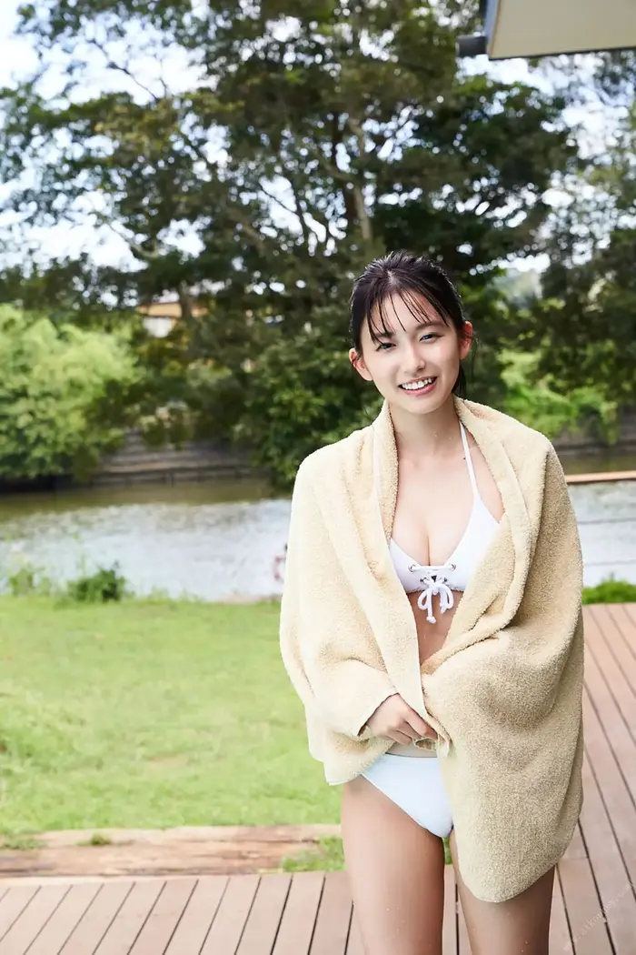 [Shida Oto 10] Image 10 of a 23-year-old who graduated from university and admires a transparent E-cup bikini with erotic eyes 46th image