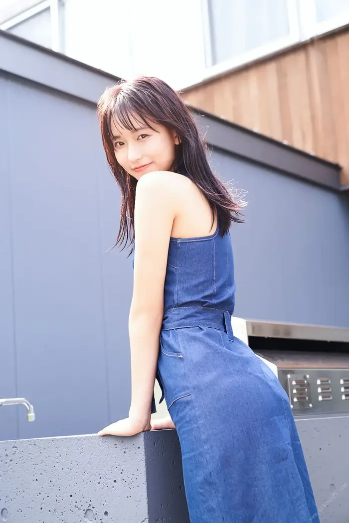 [Shida Oto 10] Image 10 of a 23-year-old who graduated from university and admires a transparent E-cup bikini with erotic eyes 49th image