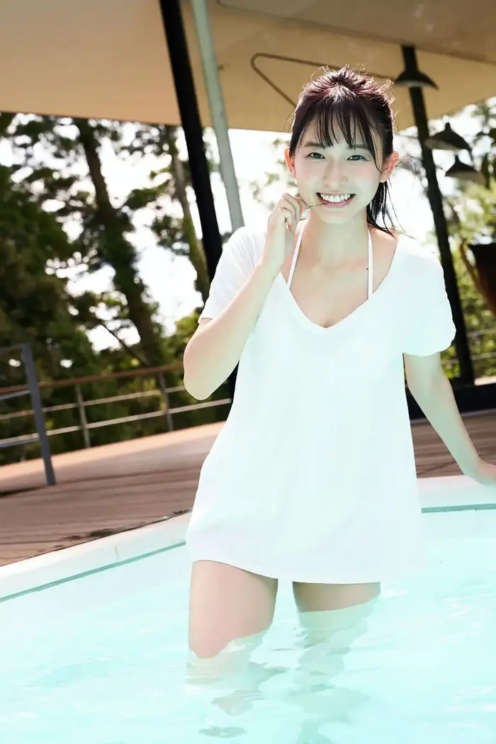 [Shida Oto 10] Image 10 of a 23-year-old who graduated from university and admires a transparent E-cup bikini with erotic eyes 5th image
