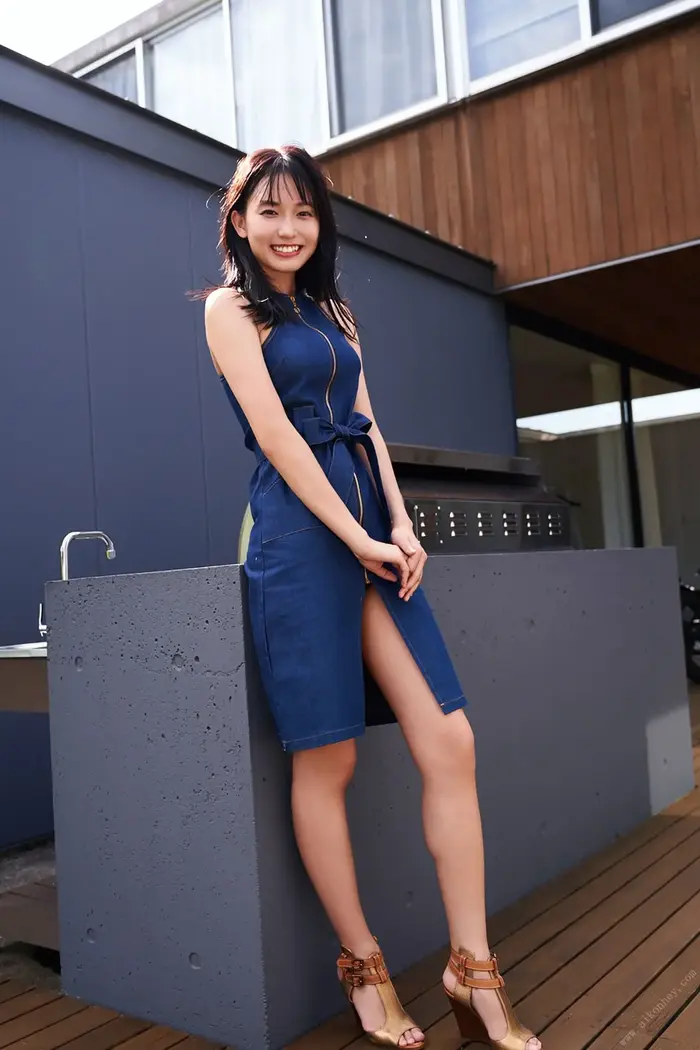 [Shida Oto 10] Image 10 of a 23-year-old who graduated from university and admires a transparent E-cup bikini with erotic eyes 50th image