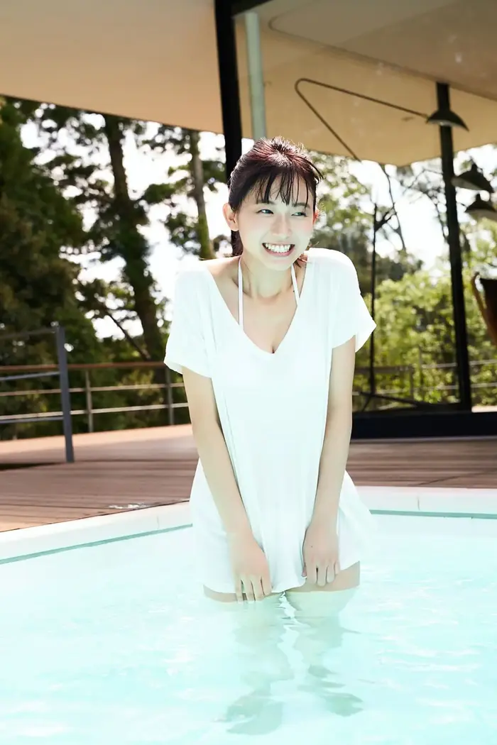 [Shida Oto 10] Image 10 of a 23-year-old who graduated from university and admires a transparent E-cup bikini with erotic eyes 6th image
