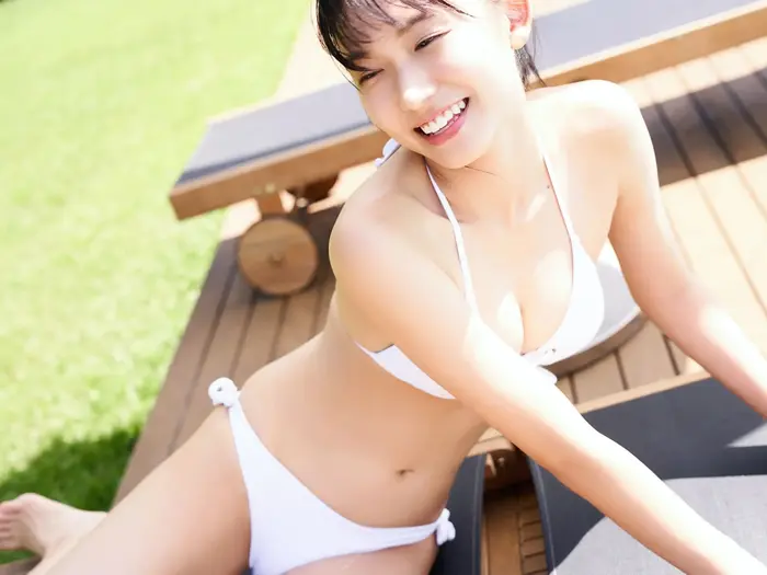 [Shida Oto 10] Image 10 of a 23-year-old who graduated from university and admires a transparent E-cup bikini with erotic eyes 61th image