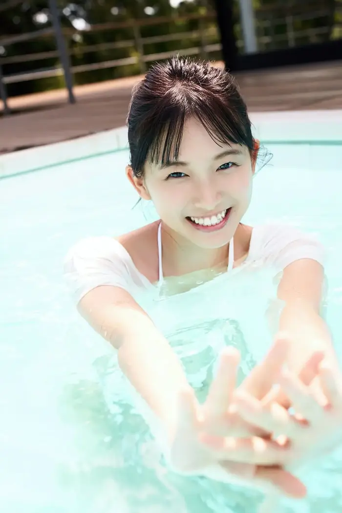 [Shida Oto 10] Image 10 of a 23-year-old who graduated from university and admires a transparent E-cup bikini with erotic eyes 7th image