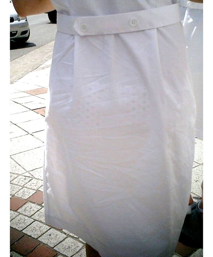 Erotic image of the back view of the shopping nurse's white coat showing through the pants 10th image