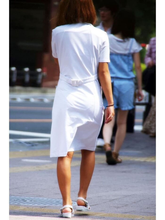 Erotic image of the back view of the shopping nurse's white coat showing through the pants 13th image