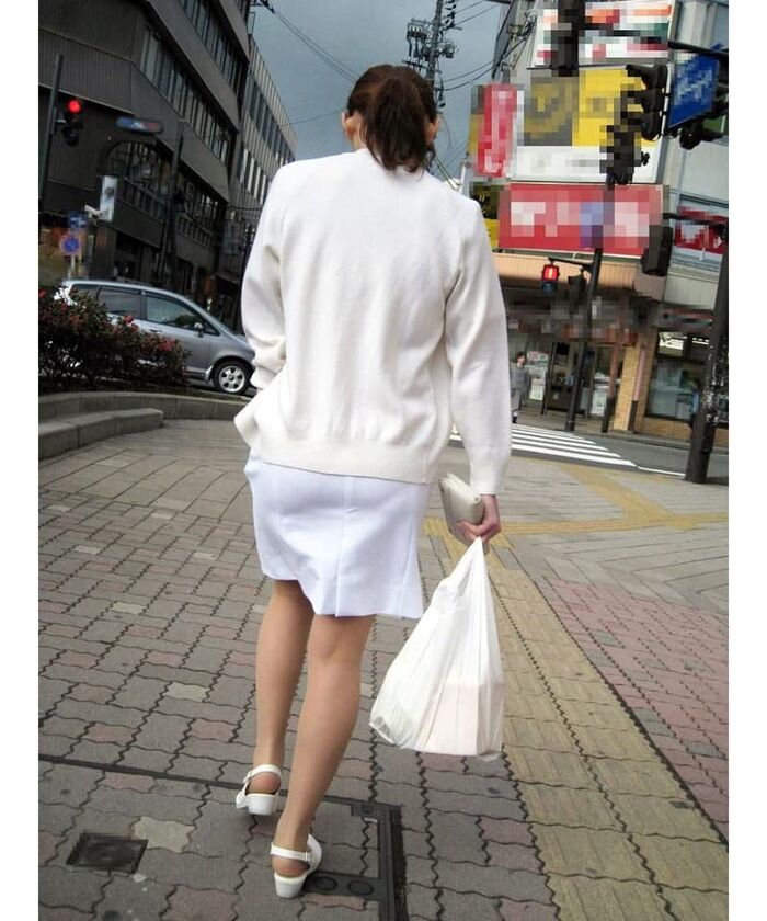 Erotic image of the back view of the shopping nurse's white coat showing through the pants 14th image