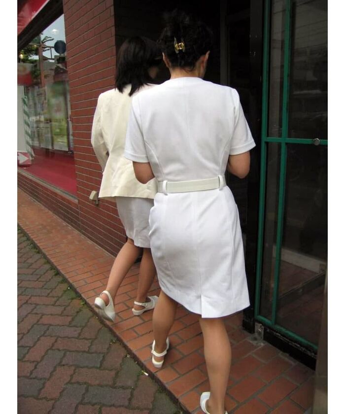Erotic image of the back view of the shopping nurse's white coat showing through the pants 16th image