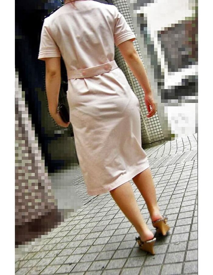 Erotic image of the back view of the shopping nurse's white coat showing through the pants 17th image