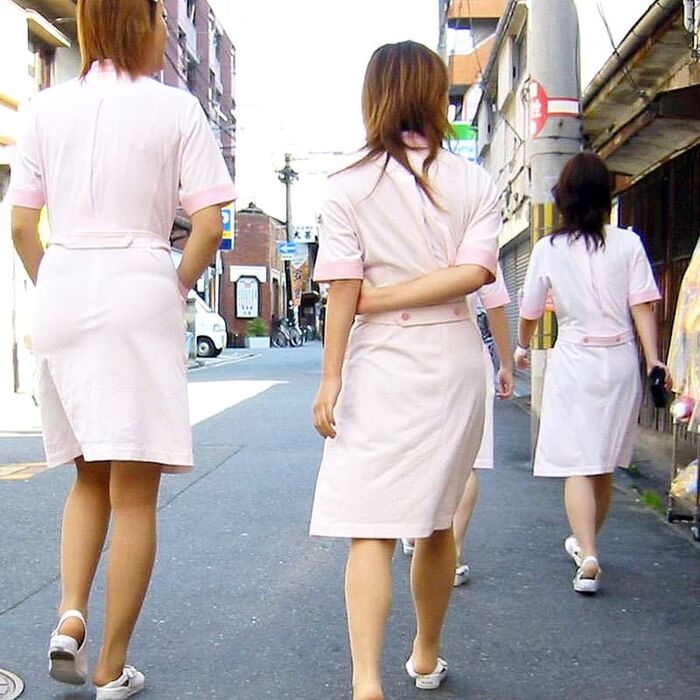 Erotic image of the back view of the shopping nurse's white coat showing through the pants 19th image