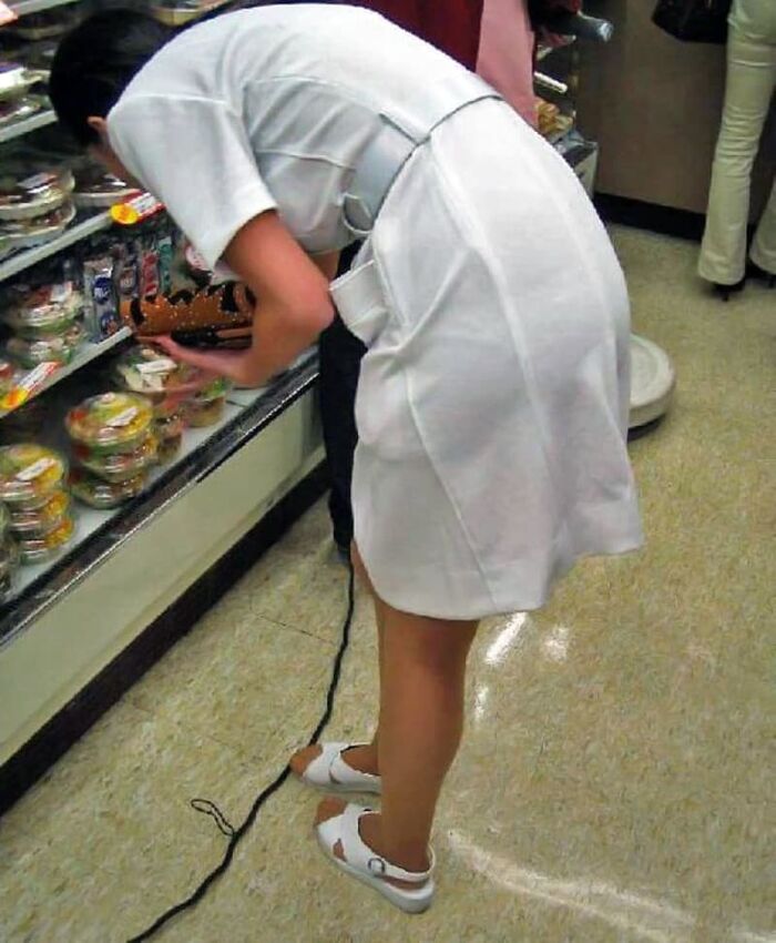 Erotic image of the back view of the shopping nurse's white coat showing through the pants 2th image