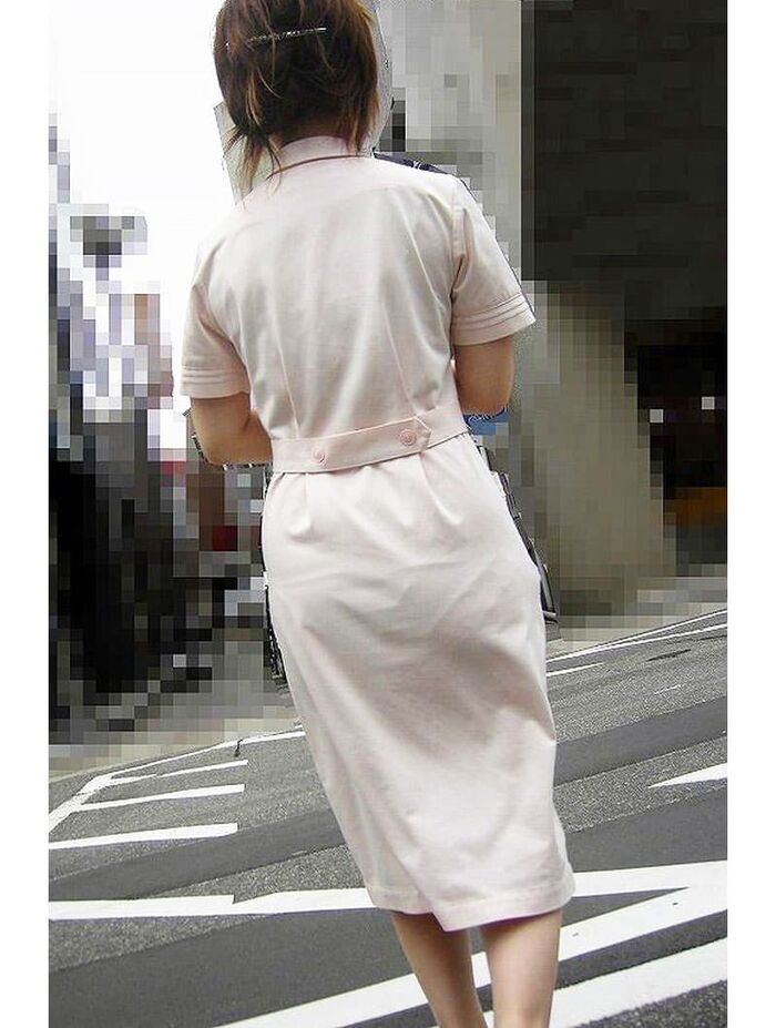 Erotic image of the back view of the shopping nurse's white coat showing through the pants 22th image