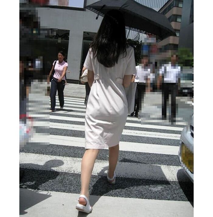 Erotic image of the back view of the shopping nurse's white coat showing through the pants 25th image