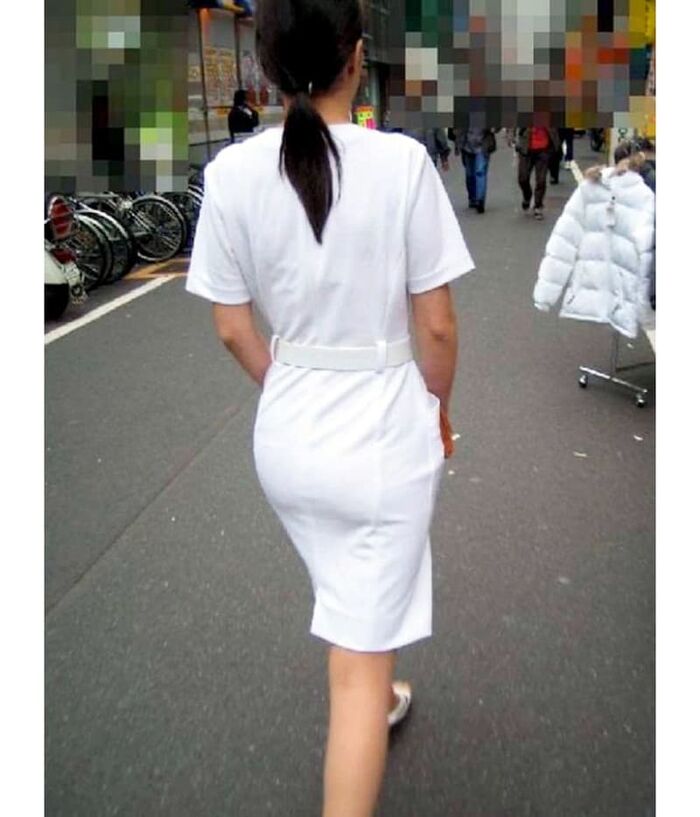 Erotic image of the back view of the shopping nurse's white coat showing through the pants 27th image