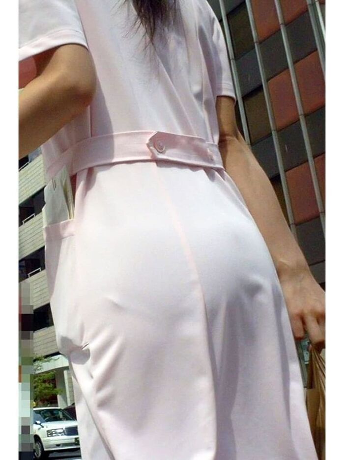 Erotic image of the back view of the shopping nurse's white coat showing through the pants 28th image