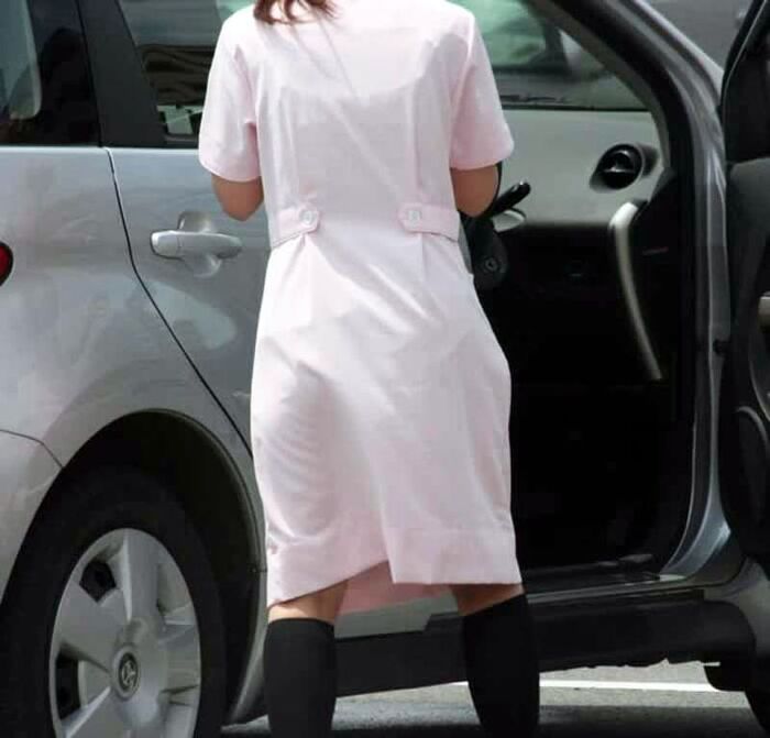 Erotic image of the back view of the shopping nurse's white coat showing through the pants 30th image
