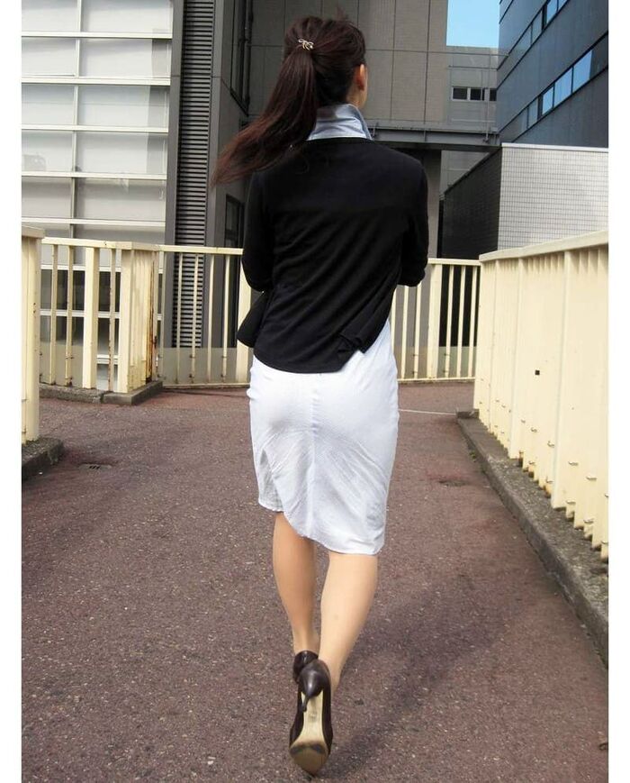 Erotic image of the back view of the shopping nurse's white coat showing through the pants 33th image