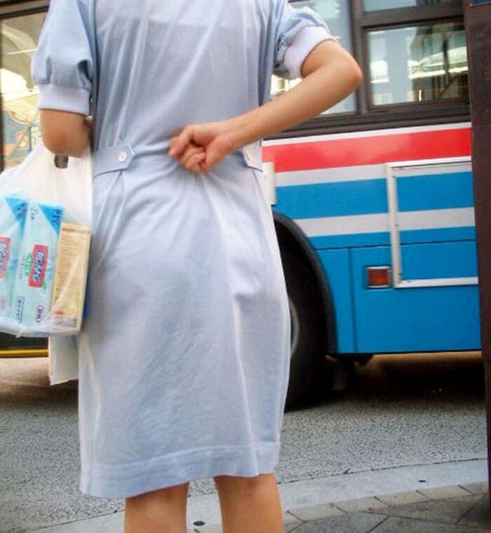 Erotic image of the back view of the shopping nurse's white coat showing through the pants 35th image