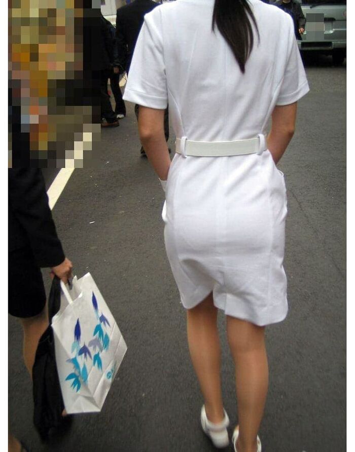 Erotic image of the back view of the shopping nurse's white coat showing through the pants 7th image