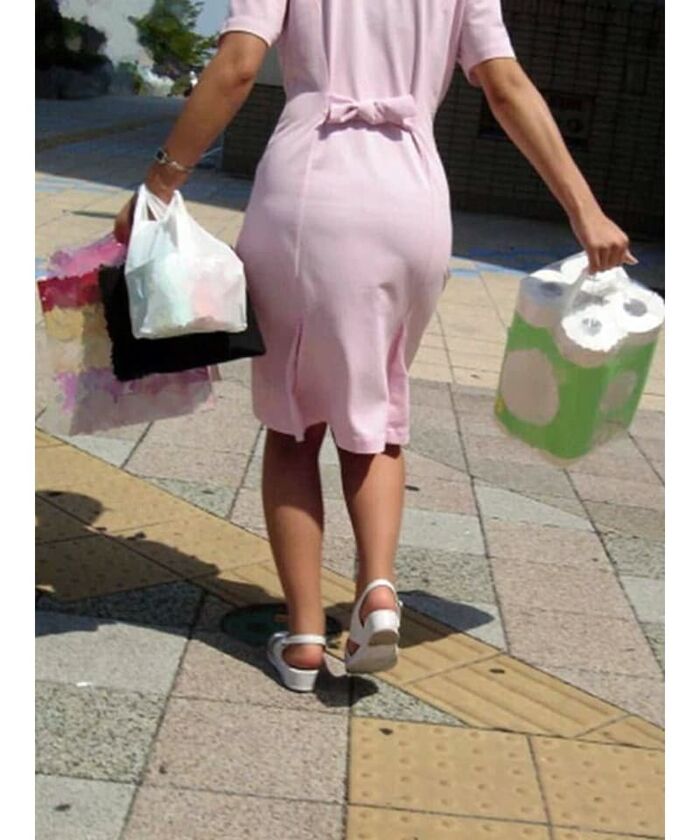 Erotic image of the back view of the shopping nurse's white coat showing through the pants 8th image