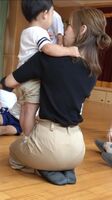 【画像あり】新米ママさん、無防備すぎてパンツ丸見えwww