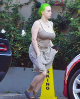 【Video】Billie Eilish surprises her dog by slapping her big breasts