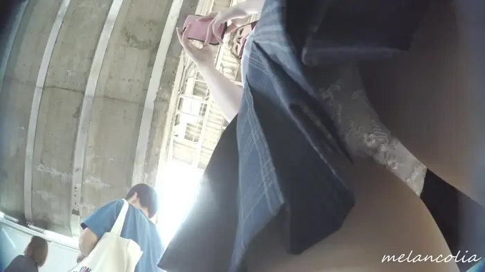 [upskirt1107 upside-down shooting JK] White pre-pli thighs taken from front to back with white lace P are erotic and quite cute JK 19th image