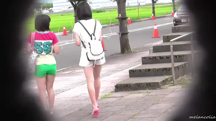 [eros1445 hamipan voyeur] A young girl about C with delicious bare legs who sit dark blue P from the gap in the shorts and sit on a panty shot 2th image