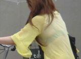 梅雨の雨でびしょ濡れ…ブラジャー透け透けの女性たちが超色っぽい！街撮りされたびしょ濡れ女子の透けブラ画像