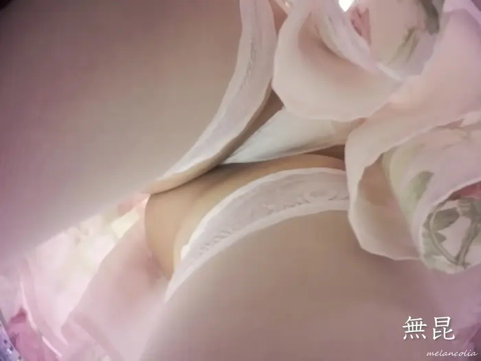 [upskirt996 upside-down shooting older sister] A beautiful woman in a floral dress with an erotic bulge in the crotch that is taken upside down and squatting with a white P of a T-back that bites into her plump buttocks 12th image
