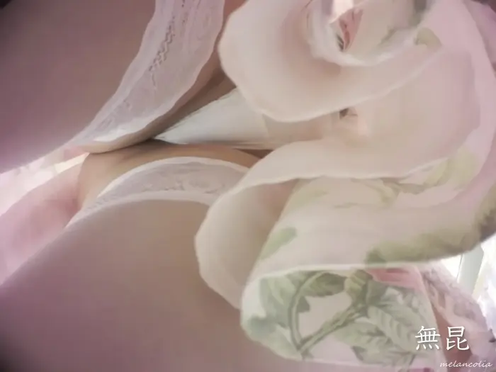 [upskirt996 upside-down shooting older sister] A beautiful woman in a floral dress with an erotic bulge in the crotch that is taken upside down and squatting with a white P of a T-back that bites into her plump buttocks 14th image
