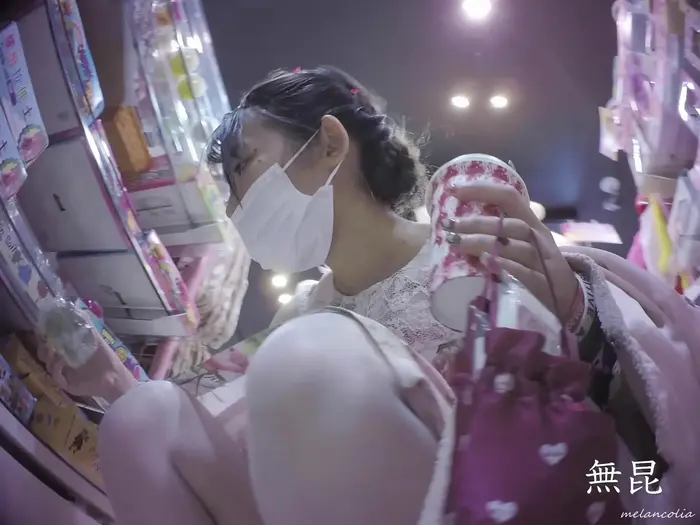 [upskirt996 upside-down shooting older sister] A beautiful woman in a floral dress with an erotic bulge in the crotch that is taken upside down and squatting with a white P of a T-back that bites into her plump buttocks 2th image