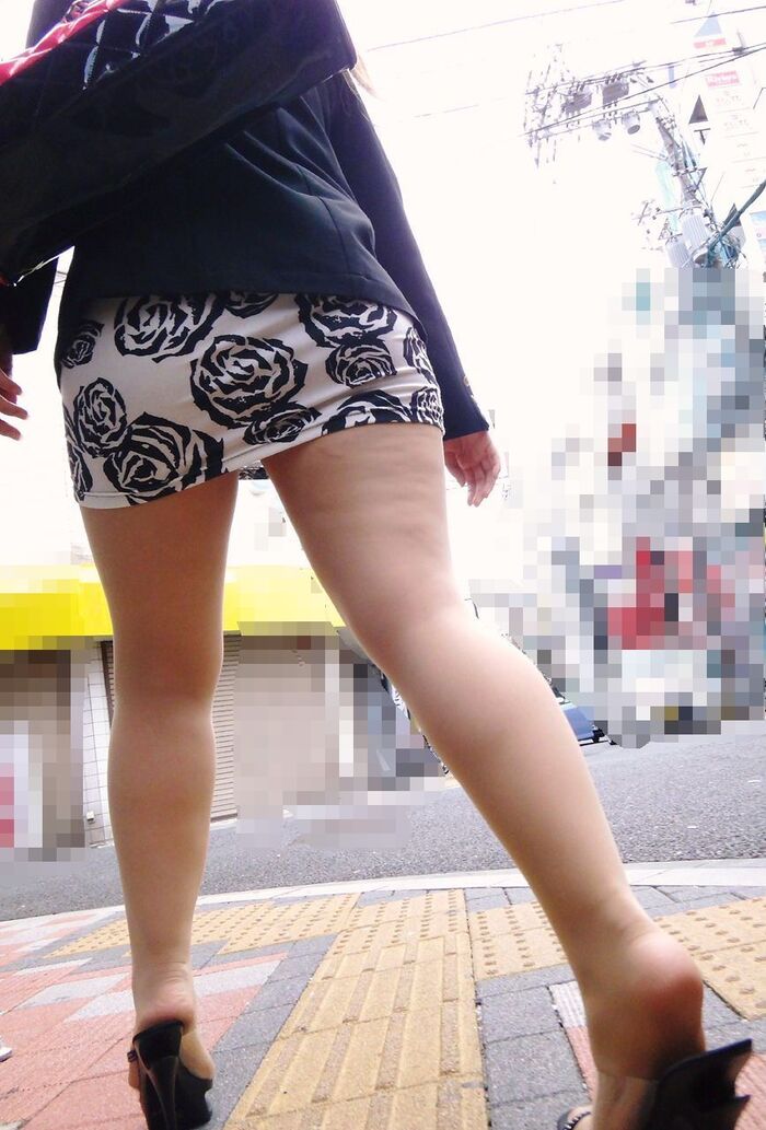 The thighs of a miniskirt girl are too erotic ... A voyeuristic erotic image of the back of the thigh of a nasty pheromone dada leak 10th image