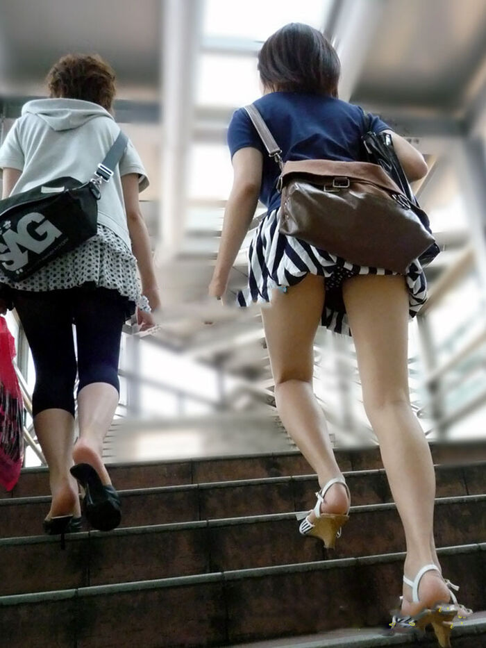 The thighs of a miniskirt girl are too erotic ... A voyeuristic erotic image of the back of the thigh of a nasty pheromone dada leak 21th image