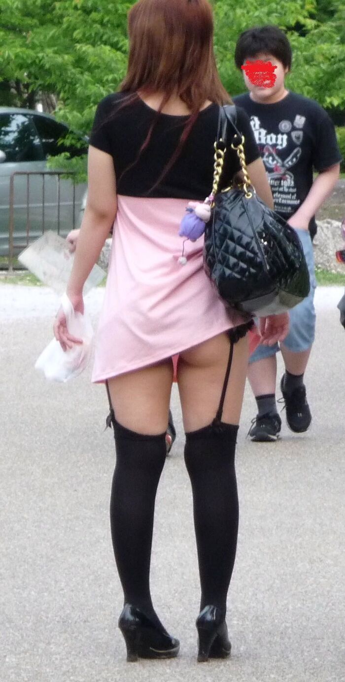 The thighs of a miniskirt girl are too erotic ... A voyeuristic erotic image of the back of the thigh of a nasty pheromone dada leak 22th image