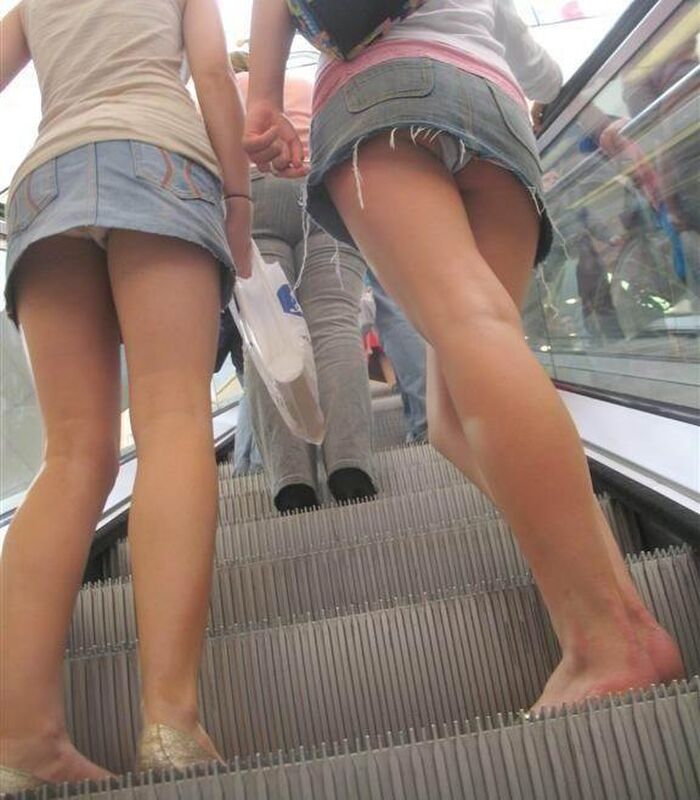 - A miniskirt girl's panchira that catches her eye ... Erotic low-angle panchira images of buttocks and thighs 17th image
