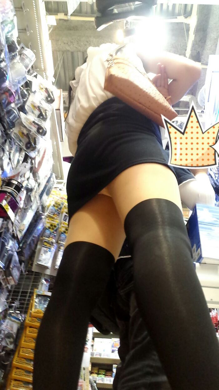 - A miniskirt girl's panchira that catches her eye ... Erotic low-angle panchira images of buttocks and thighs 29th image