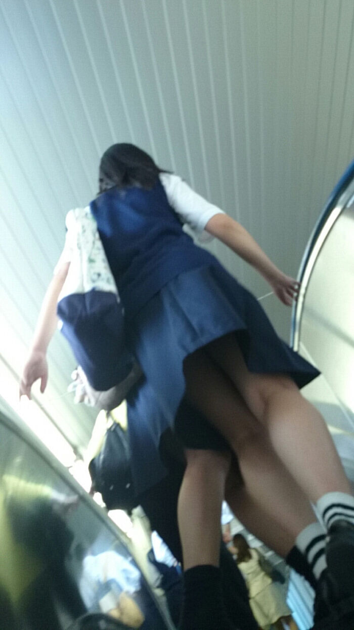 - A miniskirt girl's panchira that catches her eye ... Erotic low-angle panchira images of buttocks and thighs 3th image