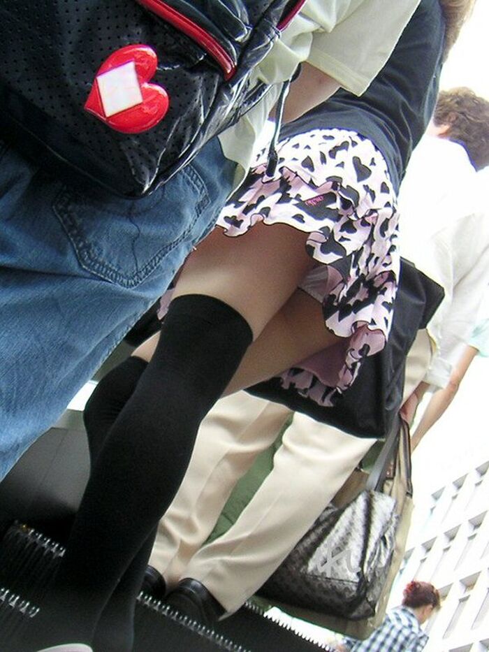 - A miniskirt girl's panchira that catches her eye ... Erotic low-angle panchira images of buttocks and thighs 8th image